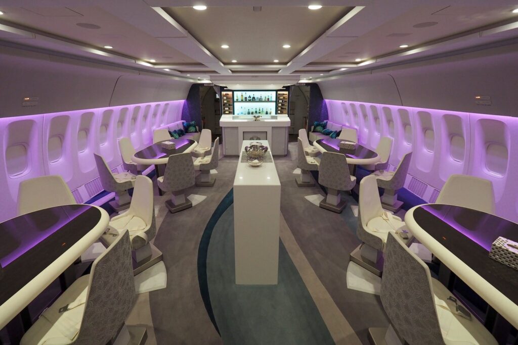 boeing 777-200 LR interior