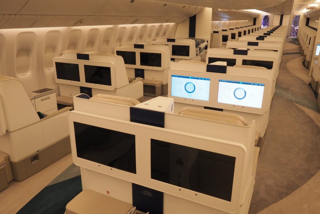 comfy boeing 777-200 LR
